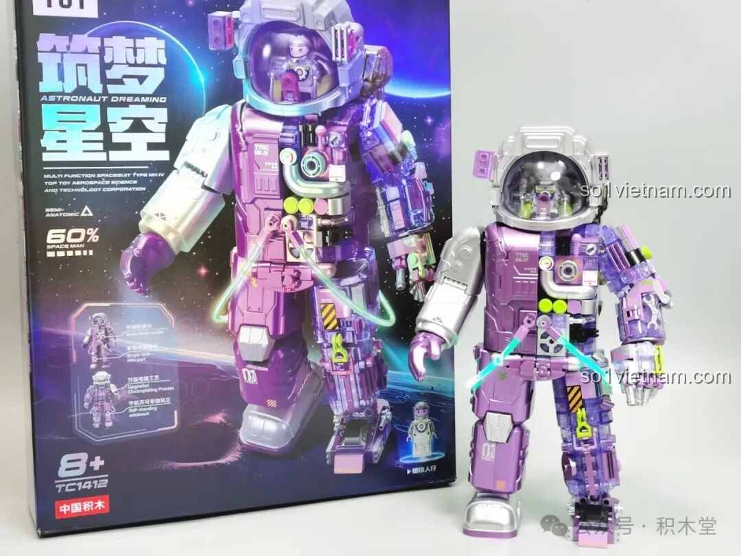 Sản phẩm hoàn thiện của bộ lắp ráp TOP TOY TC1412 Phi Hành Gia Mộng Mơ đứng cạnh hộp sản phẩm.
