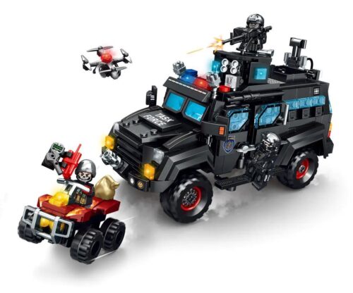 Bộ đồ chơi SEMBO 104302 Xe Chống Bạo Động Bọc Thép Răng Kiếm với 3 minifigure đặc nhiệm, có đèn LED và khả năng bắn đạn nhựa, giá tốt cho bé trai 6 tuổi.