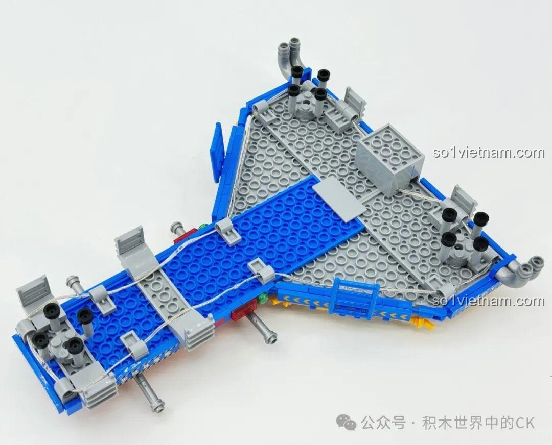 Nền tảng lắp ráp Sembo 202256 Dây Chuyền Sản Xuất Máy Bay J-20 với các đường ray và cơ chế trượt, mô phỏng dây chuyền hiện đại.