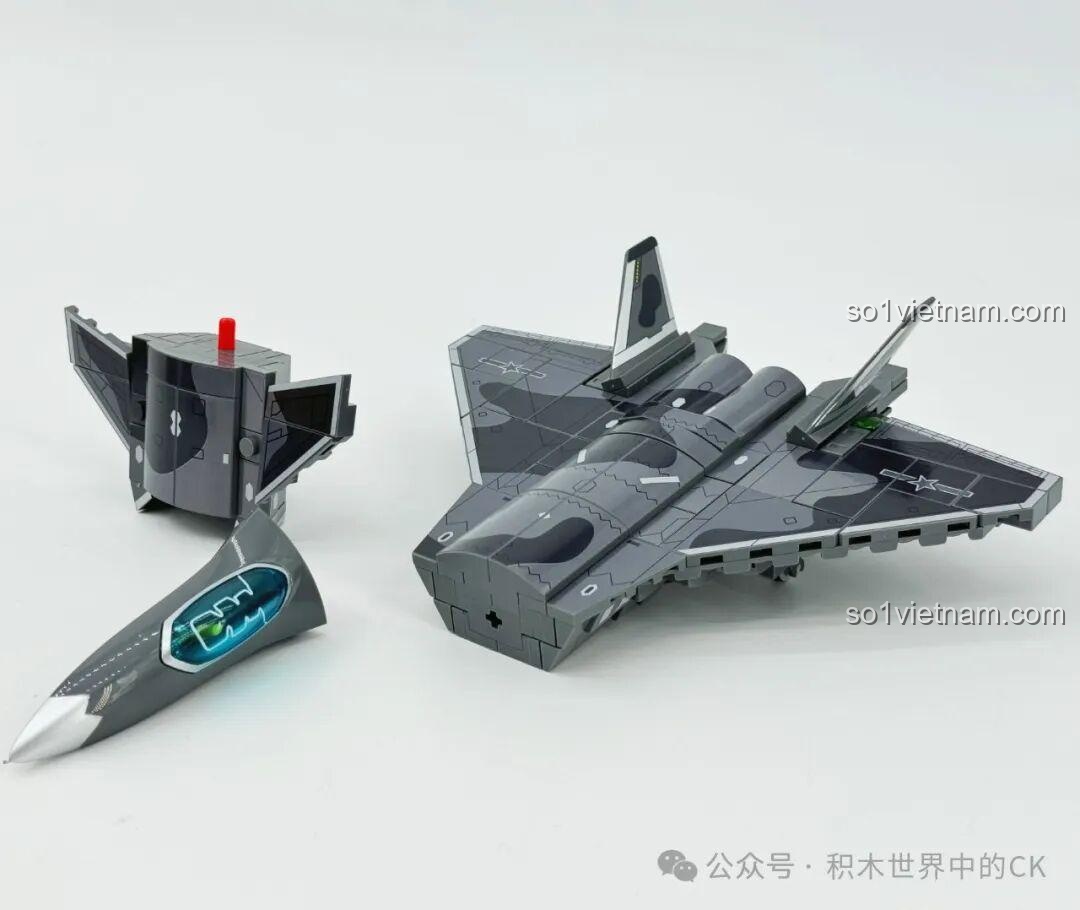 Các bộ phận của máy bay chiến đấu J-20 trong bộ Sembo 202256 trước khi lắp ráp, thể hiện thiết kế tàng hình đặc trưng.