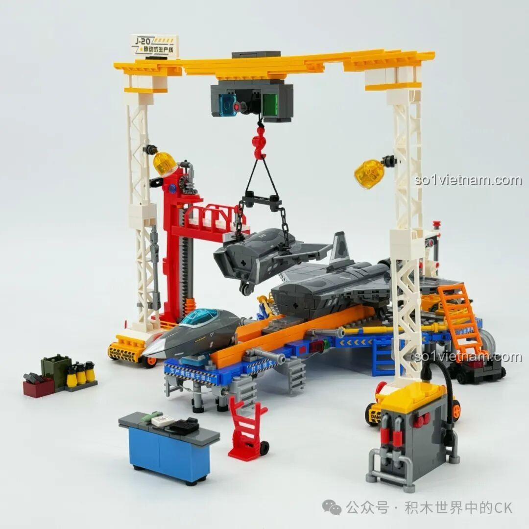 Mô hình J-20 đang được lắp ráp trên dây chuyền sản xuất Sembo 202256, với sự hỗ trợ của cần cẩu và các công cụ.