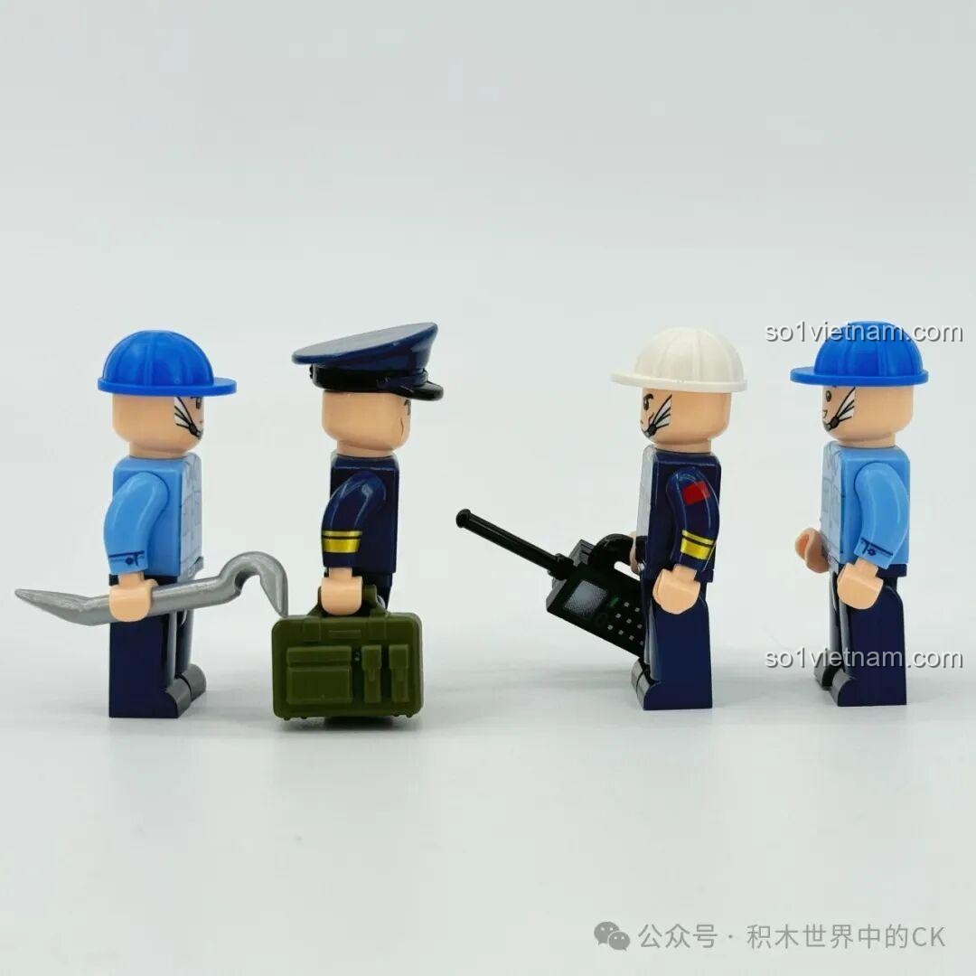 Góc nhìn nghiêng của các minifigures Sembo 202256, thể hiện chi tiết phụ kiện và trang phục của đội ngũ sản xuất J-20.