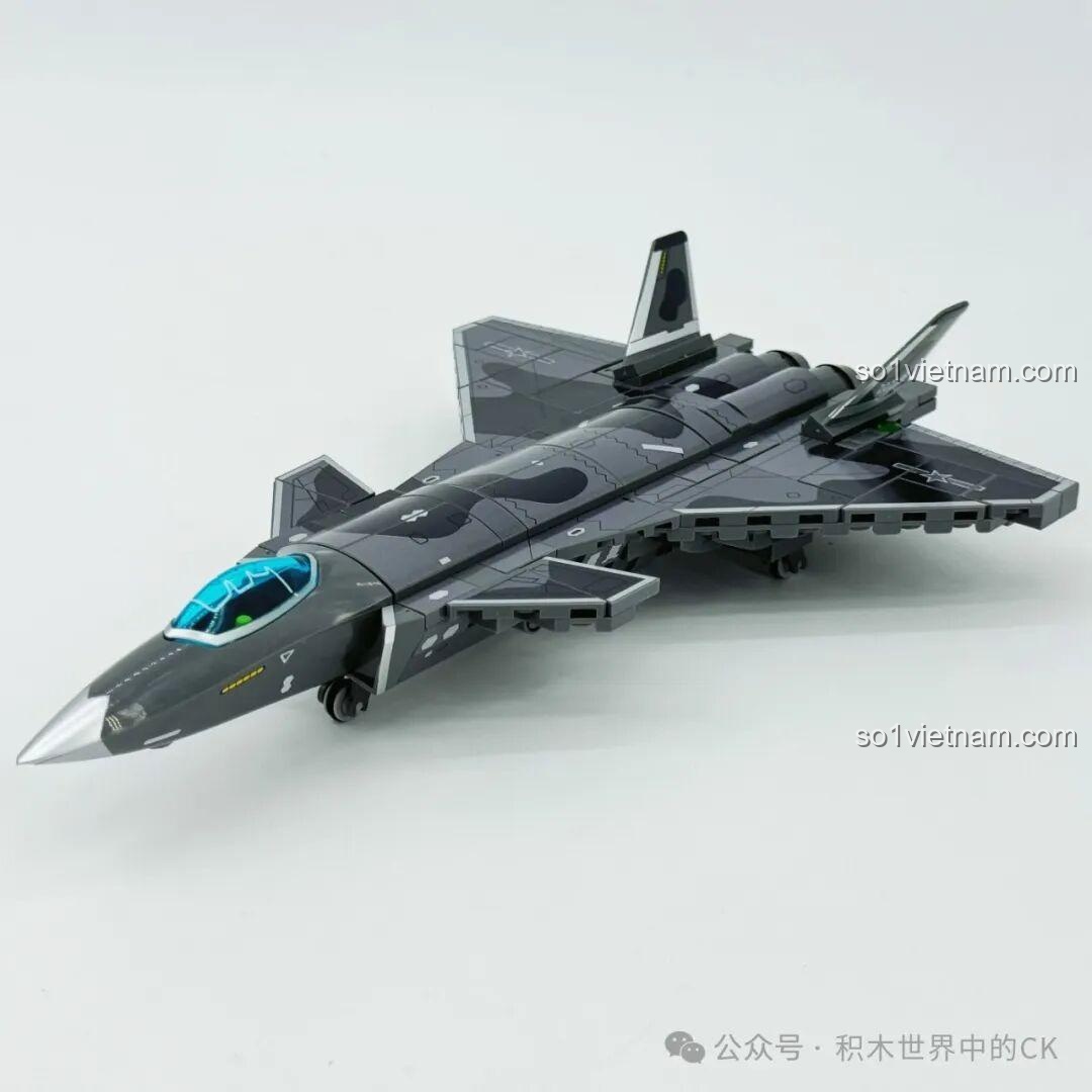 Mô hình máy bay chiến đấu J-20 hoàn chỉnh từ bộ Sembo 202256, với màu sắc xám quân sự và thiết kế tàng hình đặc trưng.