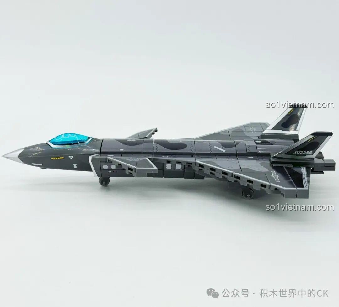 Góc nhìn nghiêng của mô hình J-20 Sembo 202256, thể hiện đường nét khí động học và các chi tiết cánh đuôi.