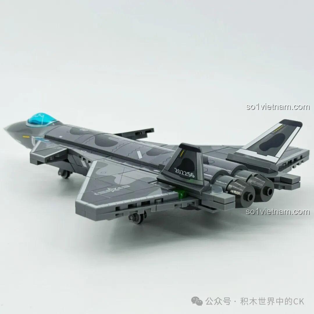 Phần động cơ phía sau của mô hình J-20 Sembo 202256, chi tiết tỉ mỉ tạo cảm giác mạnh mẽ và uy lực cho máy bay.