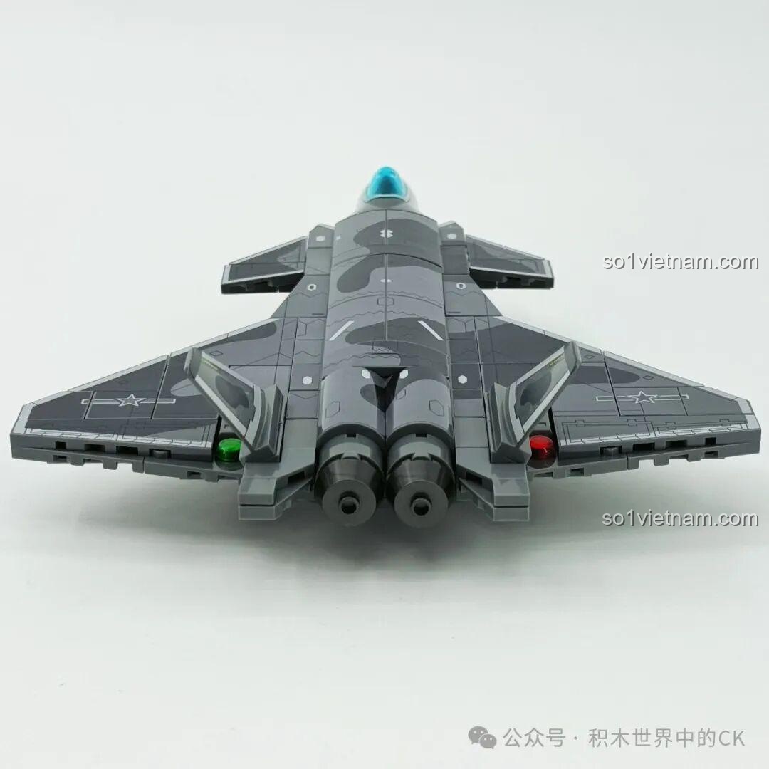 Góc nhìn từ phía sau của mô hình J-20 Sembo 202256, nhấn mạnh thiết kế hiện đại và công nghệ cao của máy bay.