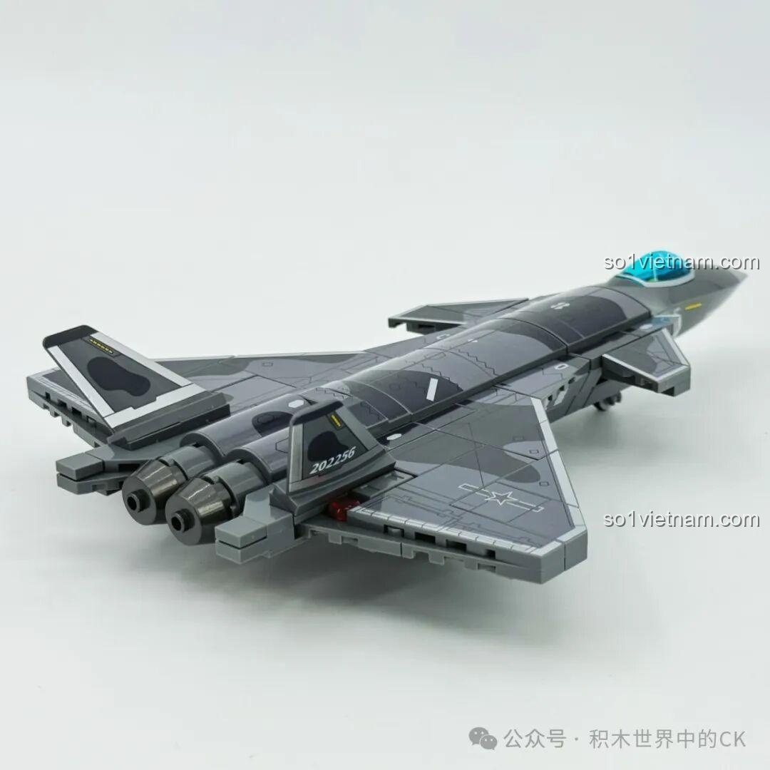 Góc nhìn 3/4 của mô hình J-20 Sembo 202256, thể hiện sự tinh xảo trong thiết kế và các họa tiết rằn ri.