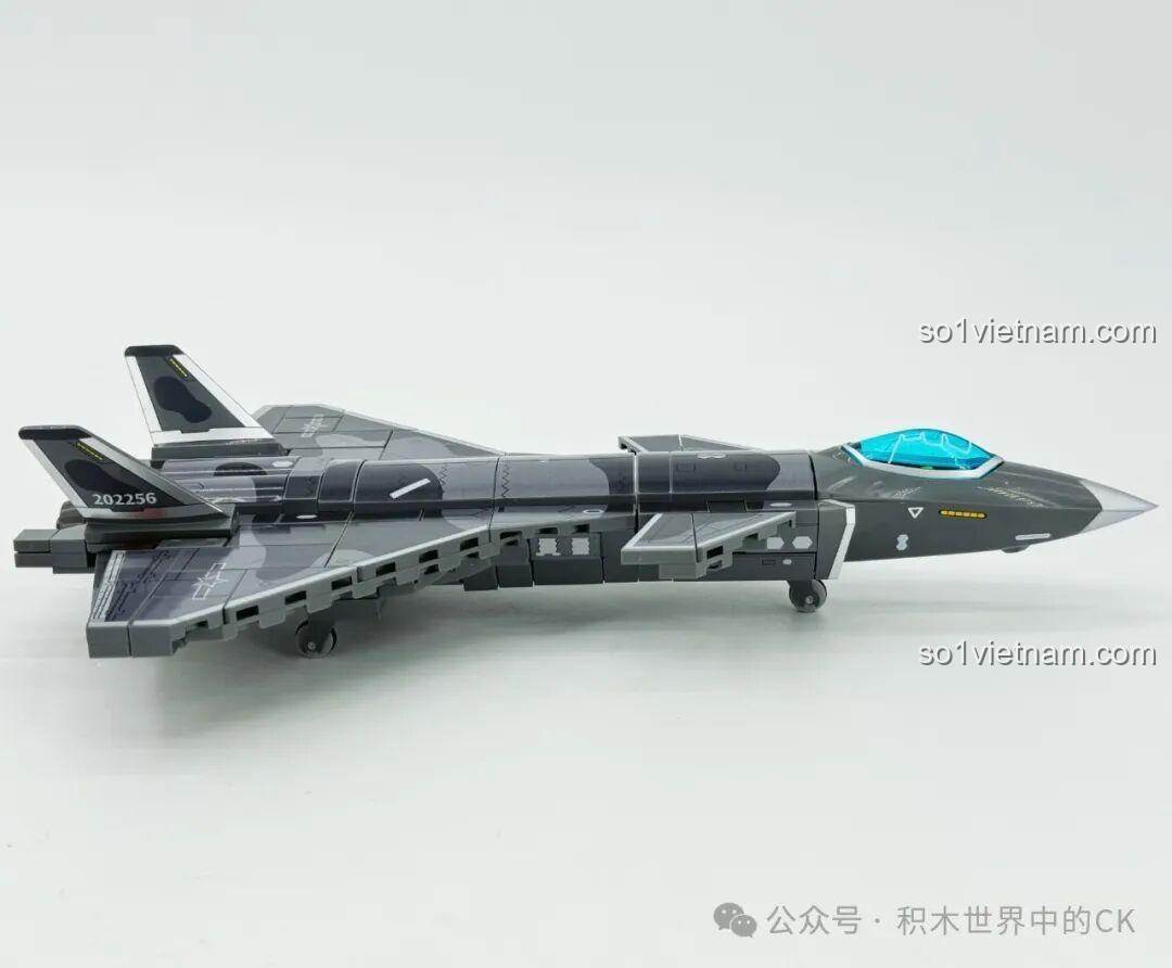 Góc nhìn bên hông của mô hình J-20 Sembo 202256, làm nổi bật hình dáng tàng hình và các chi tiết thân máy bay.