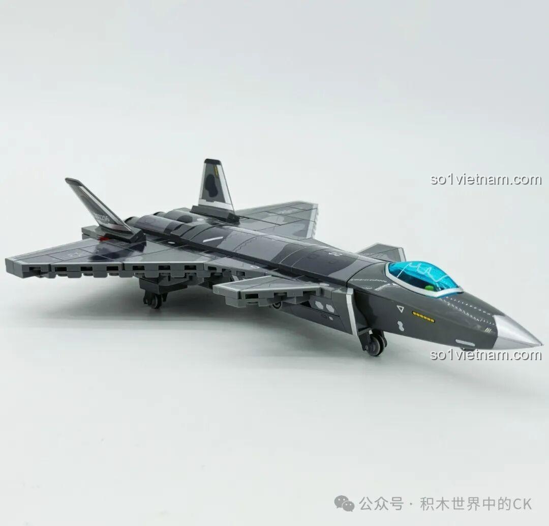 Góc nhìn từ trên cao của mô hình J-20 Sembo 202256, cho thấy toàn bộ thiết kế cánh và thân máy bay.