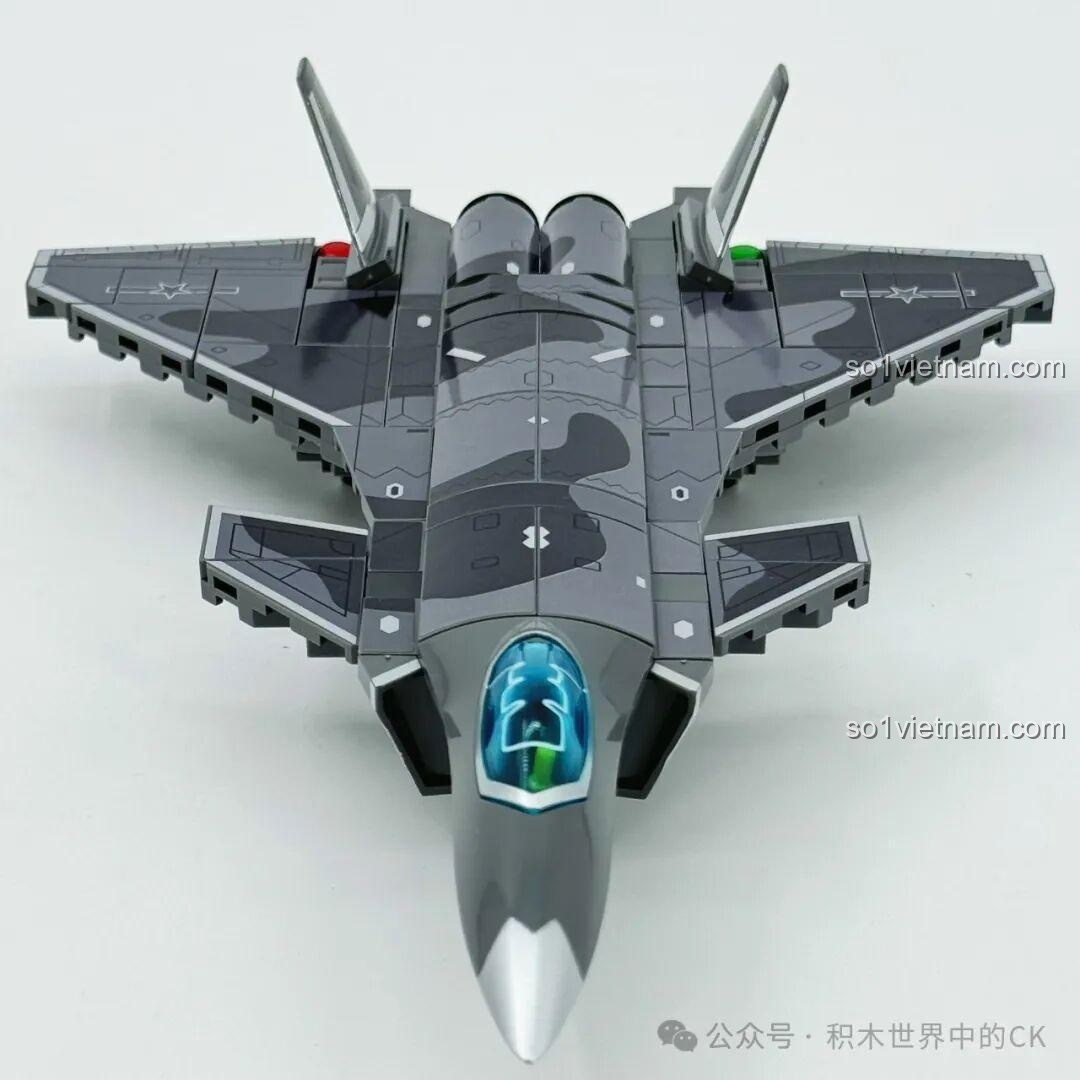 Chi tiết buồng lái của mô hình J-20 Sembo 202256 với kính chắn gió màu xanh và bảng điều khiển, tăng tính chân thực.