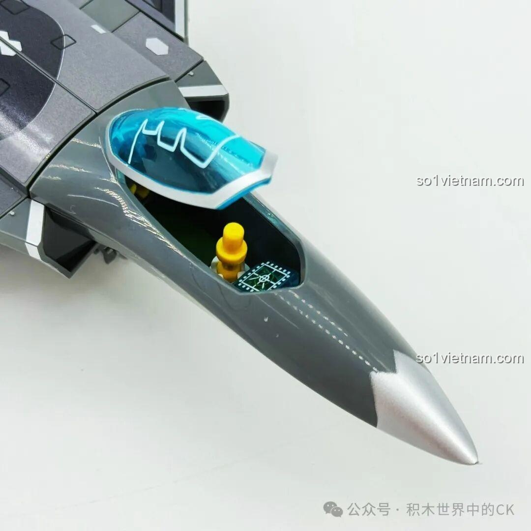 Chi tiết cánh và đuôi của mô hình J-20 Sembo 202256, với các họa tiết và số hiệu được in sắc nét.