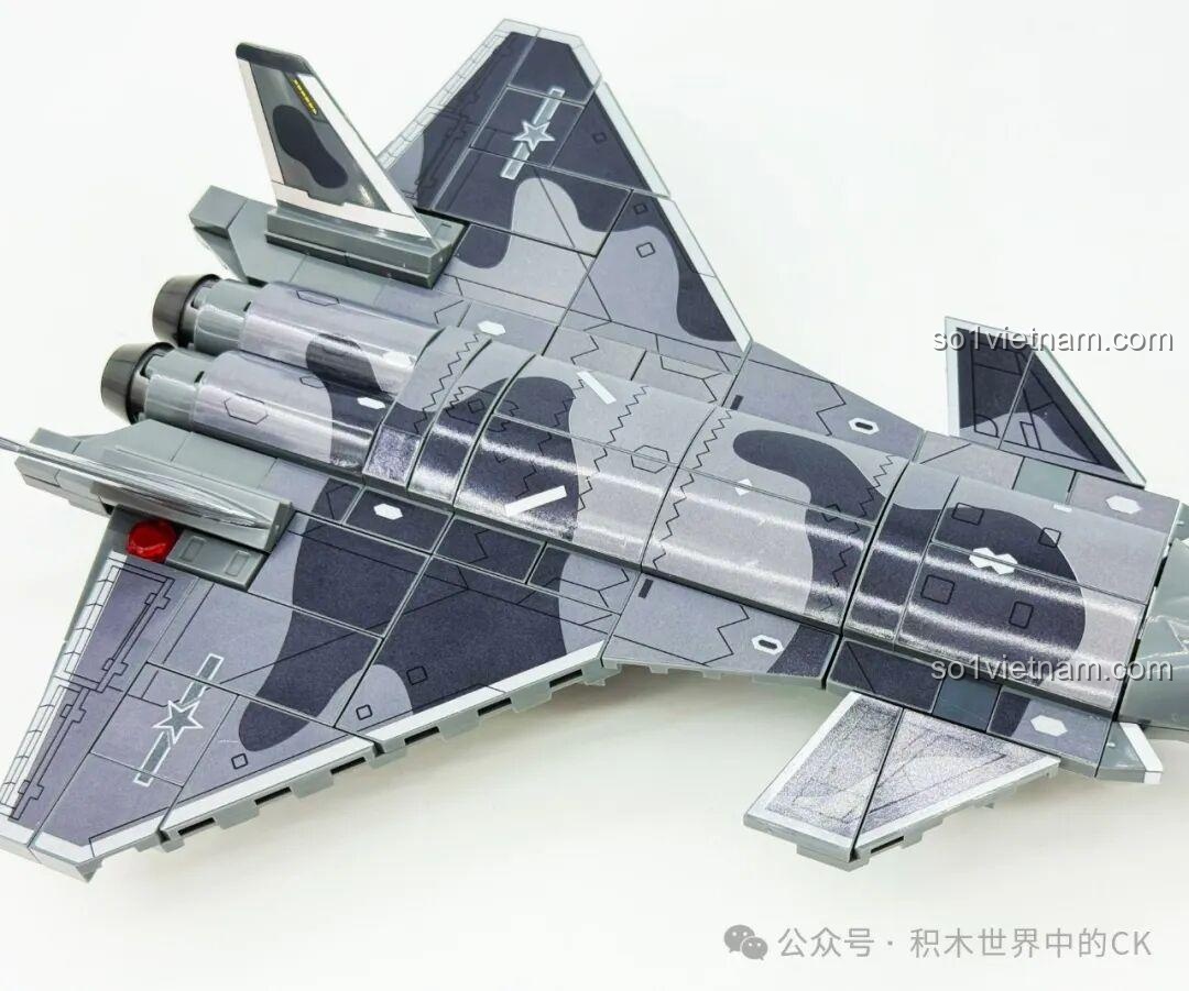 Chi tiết động cơ kép phía sau của mô hình J-20 Sembo 202256, là điểm nhấn ấn tượng về kỹ thuật.