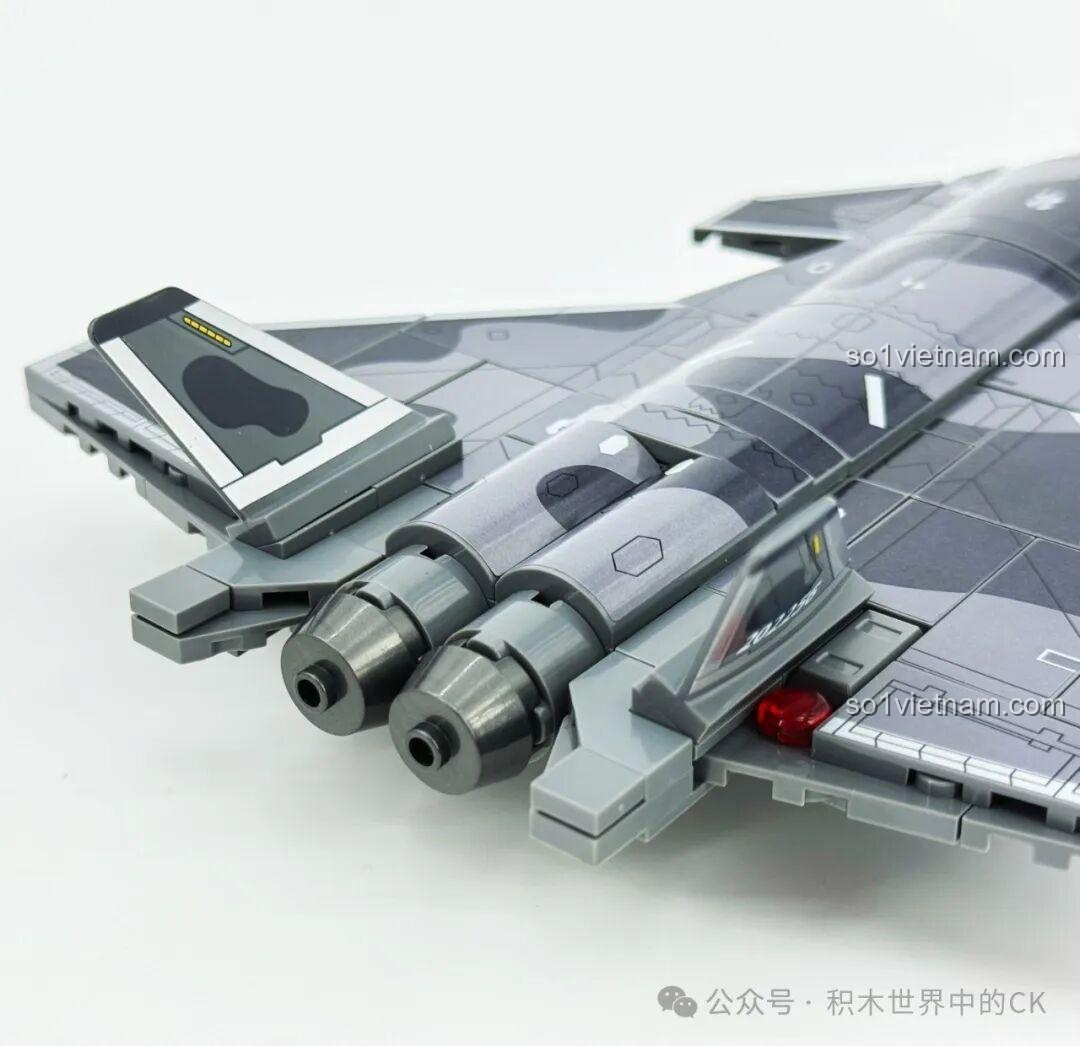 Toàn cảnh dây chuyền sản xuất máy bay J-20 Sembo 202256 với cần cẩu, nền tảng và máy bay, tạo nên một nhà máy thu nhỏ.