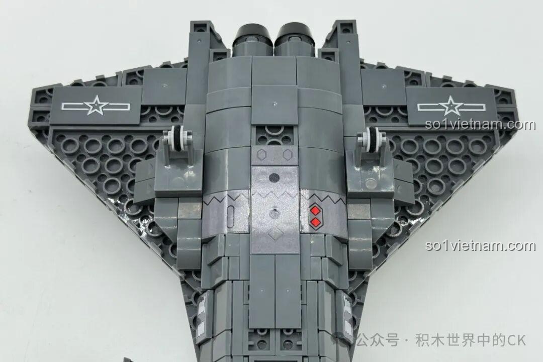 Cần cẩu di động trong bộ Sembo 202256 Dây Chuyền Sản Xuất Máy Bay J-20, có thể nâng hạ và di chuyển các bộ phận máy bay.