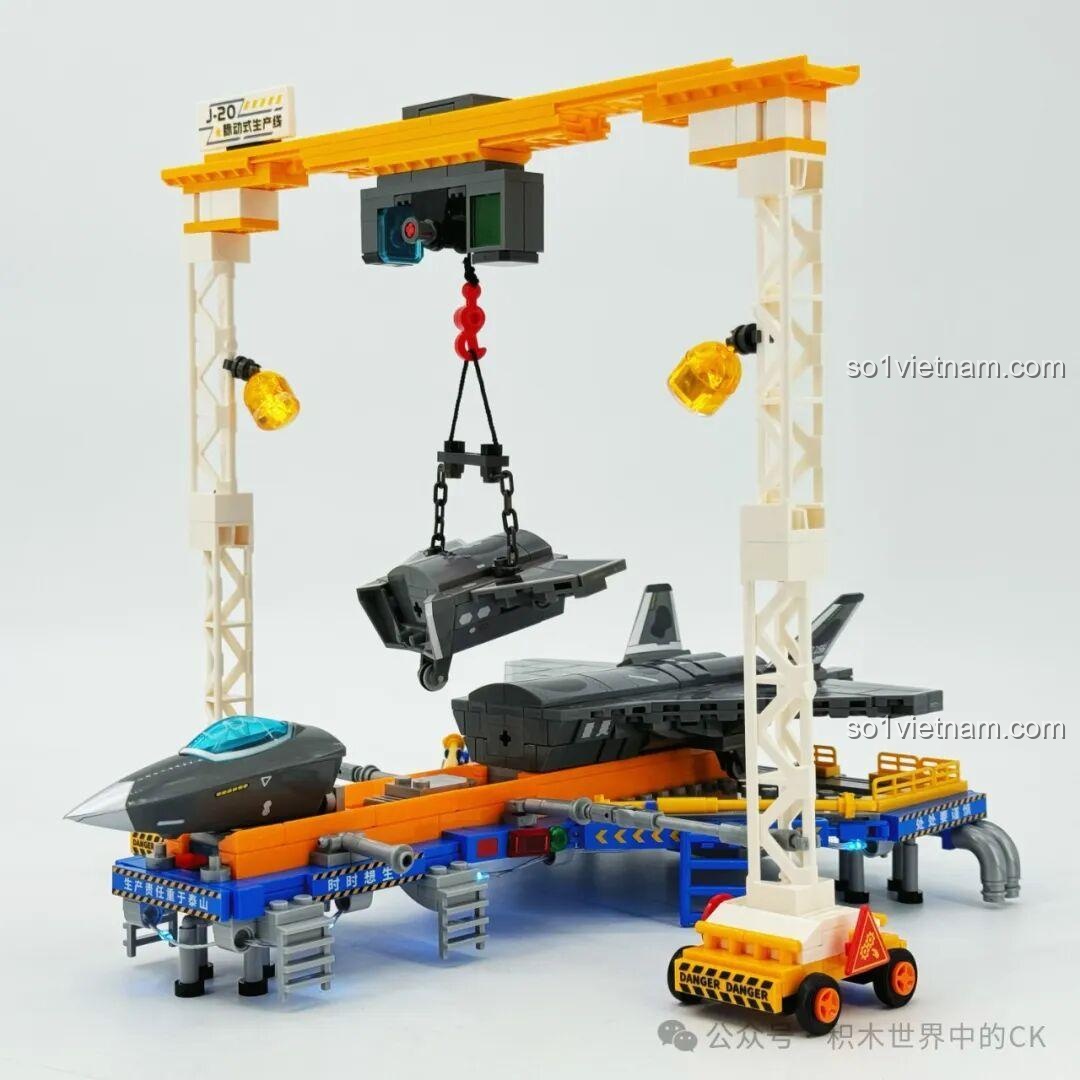 Góc nhìn khác của cần cẩu và dây chuyền sản xuất Sembo 202256, thể hiện sự linh hoạt trong việc lắp ráp J-20.