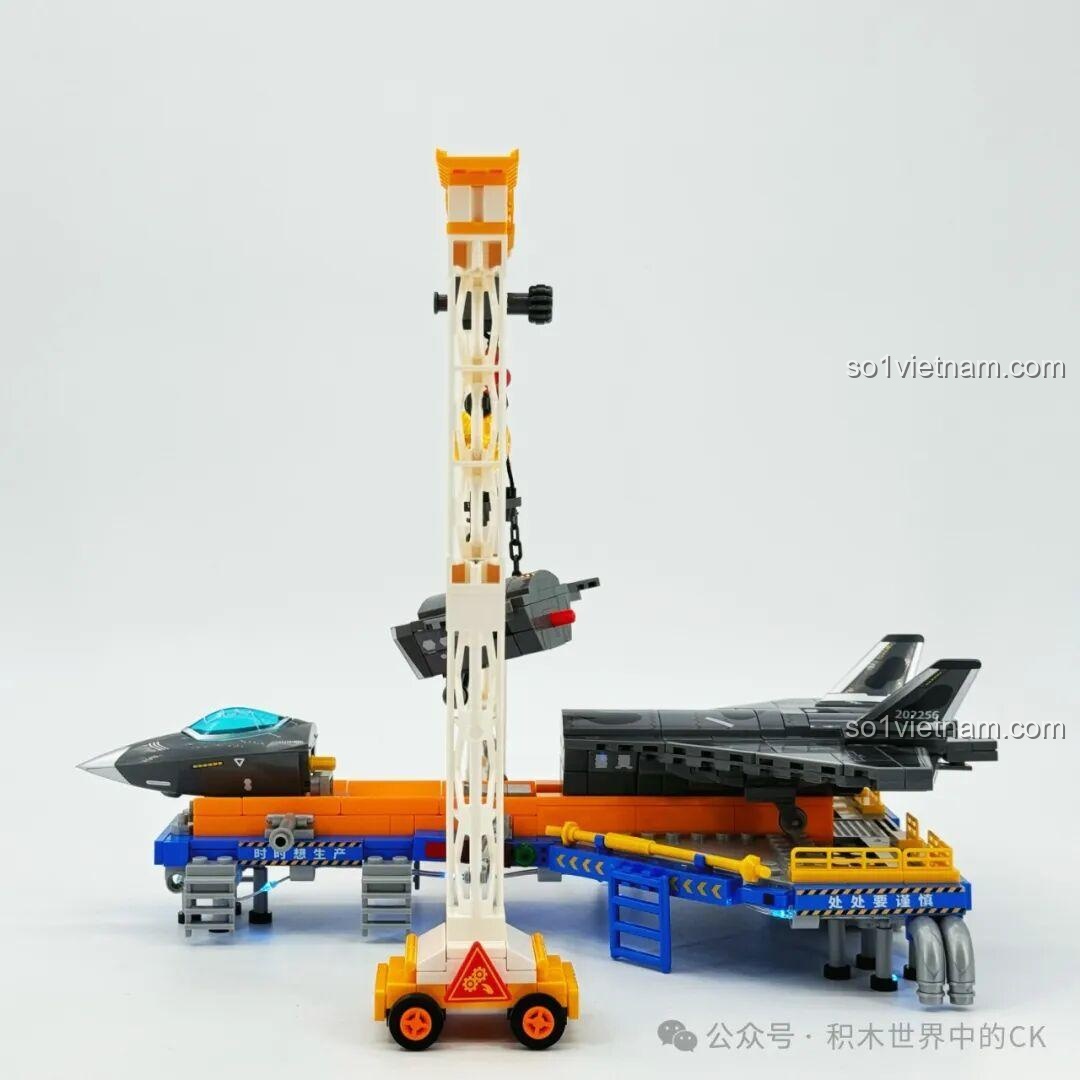 Cần cẩu đang hạ cánh máy bay J-20 xuống nền tảng sản xuất Sembo 202256, mô phỏng quy trình lắp ráp thực tế.