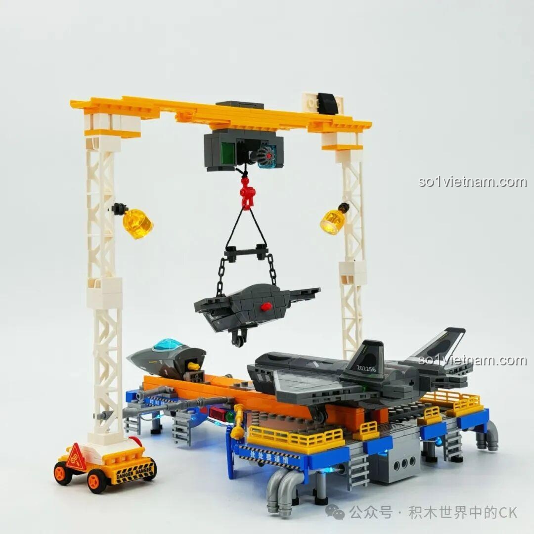 Mô hình J-20 đang được lắp ráp trên dây chuyền sản xuất Sembo 202256, với các chi tiết được kết nối chặt chẽ.