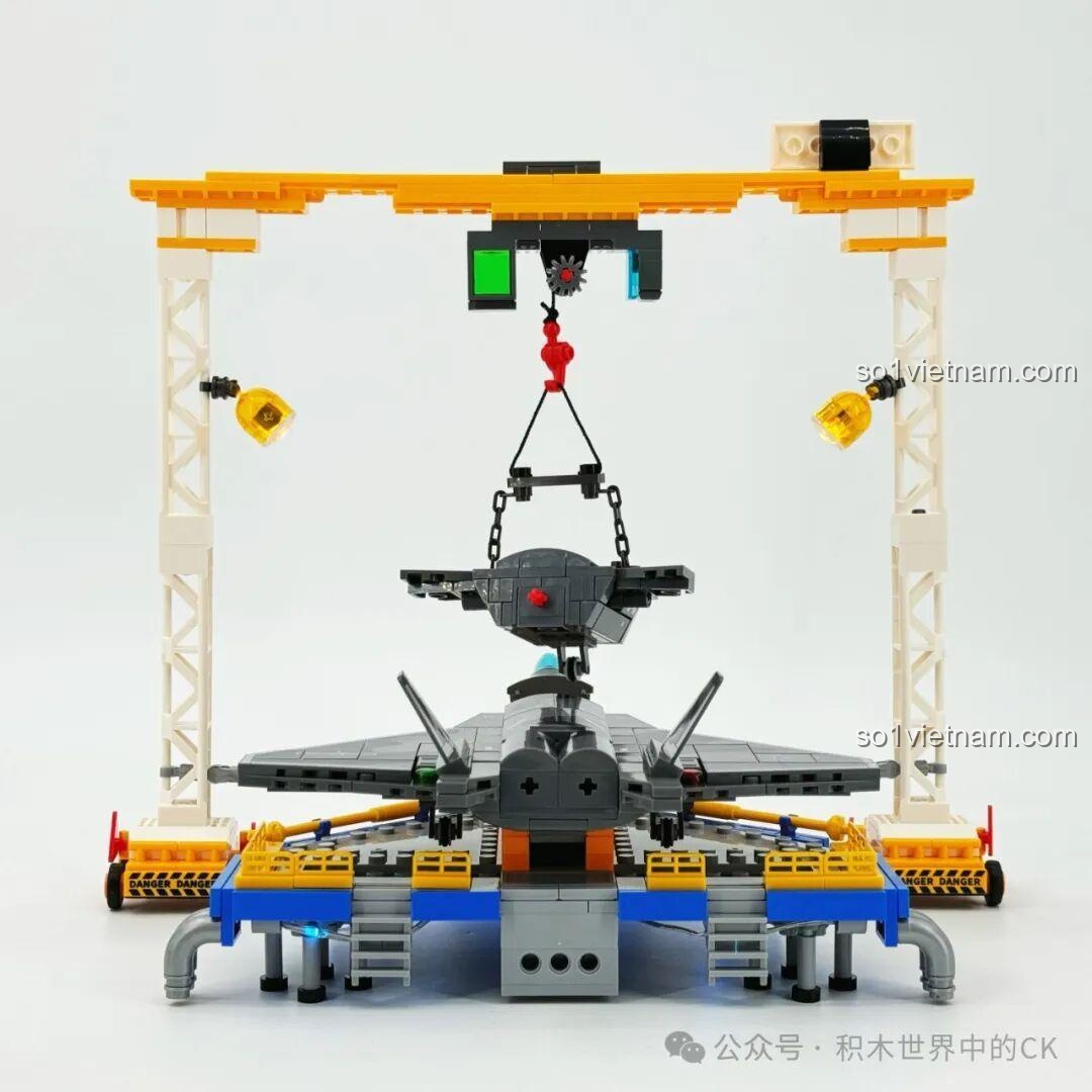 Nền tảng lắp ráp Sembo 202256 Dây Chuyền Sản Xuất Máy Bay J-20 với các chi tiết đường ray và cơ chế trượt, thể hiện tính năng động.