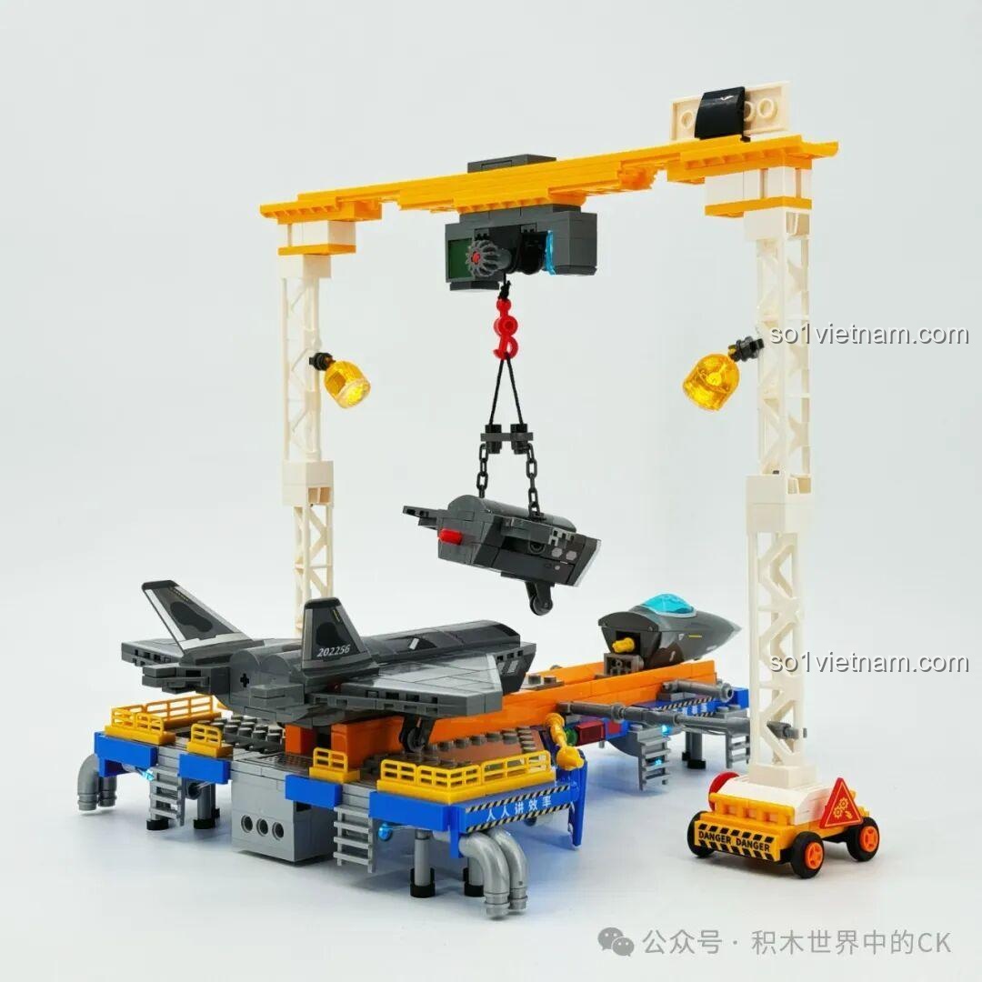 Chi tiết các biển báo và ống dẫn trên nền tảng sản xuất Sembo 202256 Dây Chuyền Sản Xuất Máy Bay J-20, tăng tính chân thực.