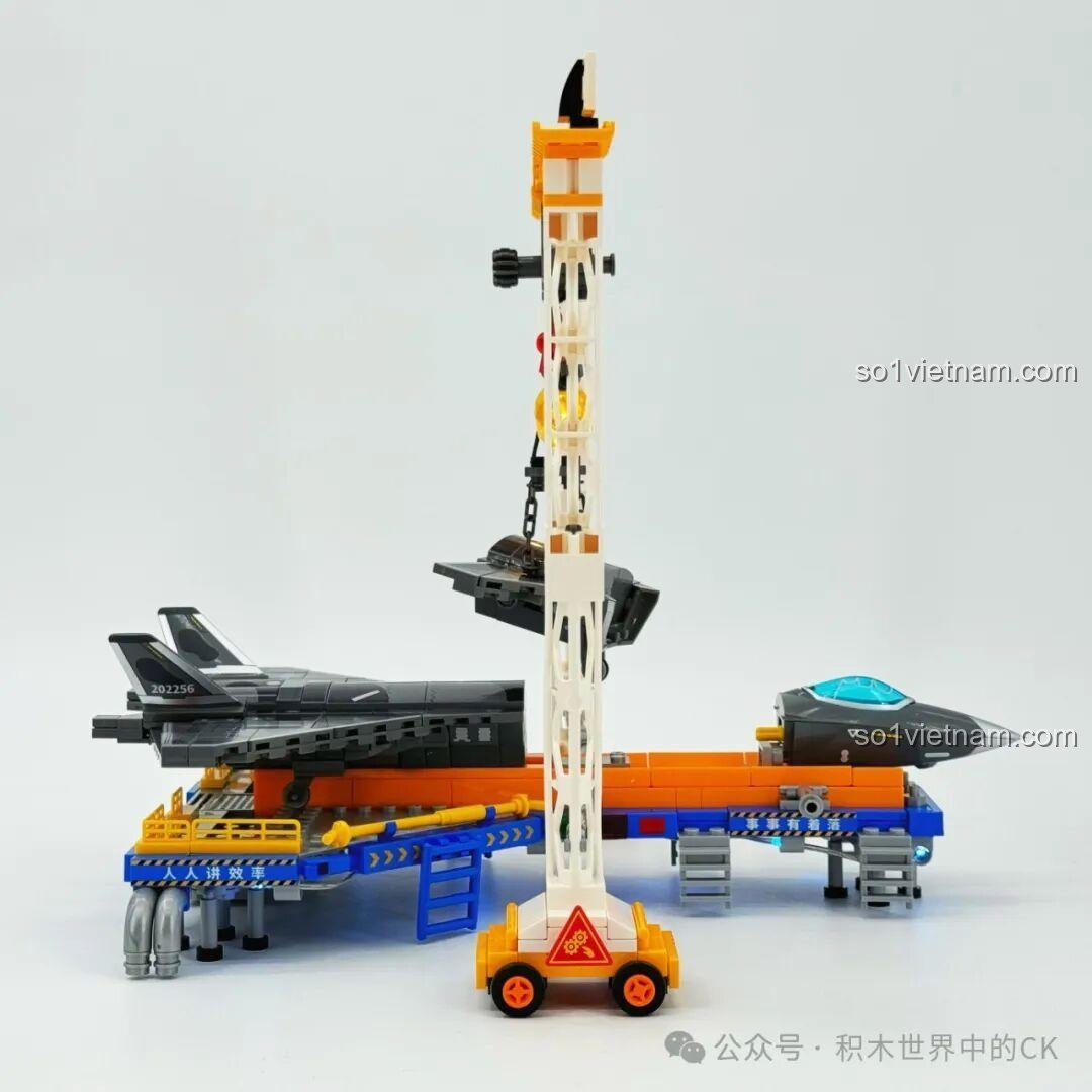 Chi tiết các biển báo và ống dẫn trên nền tảng sản xuất Sembo 202256 Dây Chuyền Sản Xuất Máy Bay J-20, tăng tính chân thực.