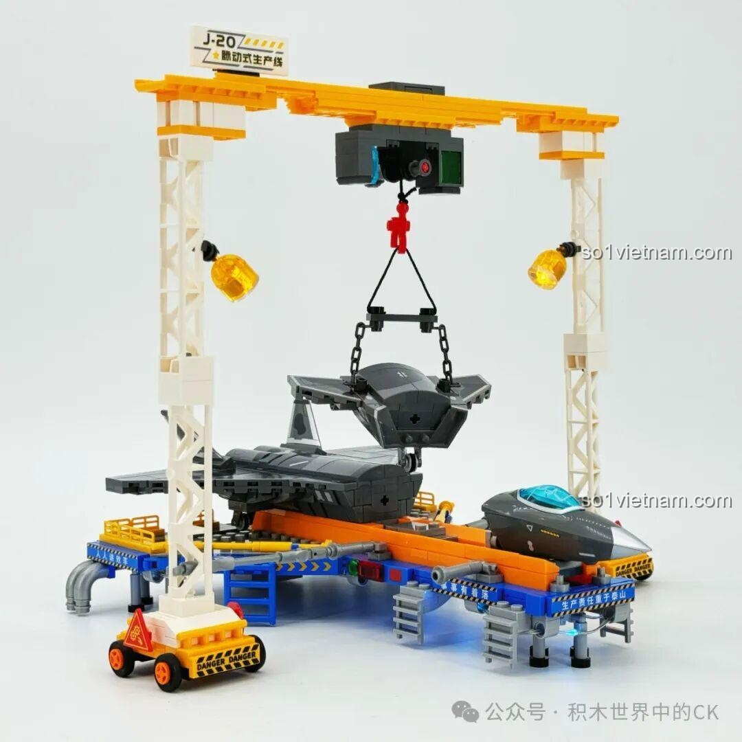 Chi tiết các biển báo và ống dẫn trên nền tảng sản xuất Sembo 202256 Dây Chuyền Sản Xuất Máy Bay J-20, tăng tính chân thực.