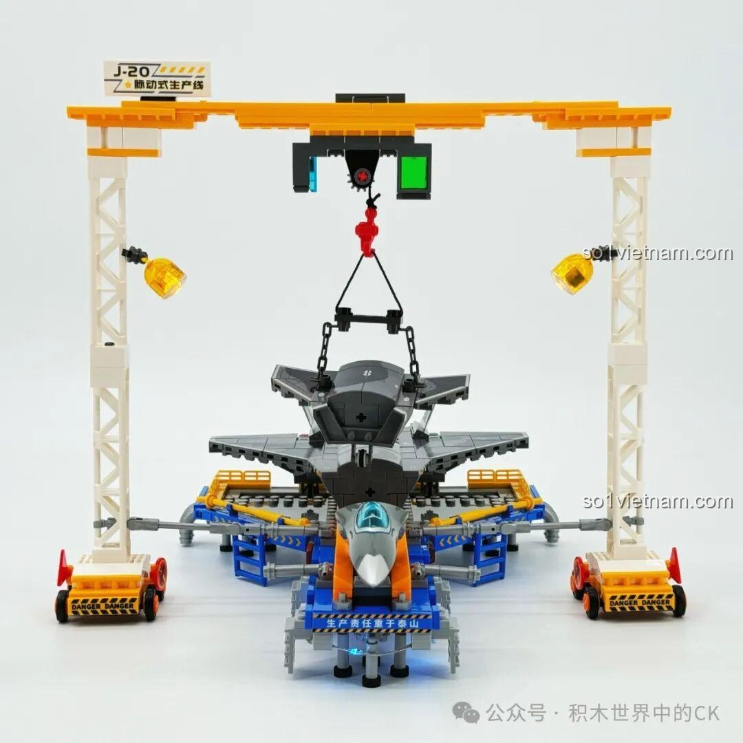 Chi tiết các biển báo và ống dẫn trên nền tảng sản xuất Sembo 202256 Dây Chuyền Sản Xuất Máy Bay J-20, tăng tính chân thực.