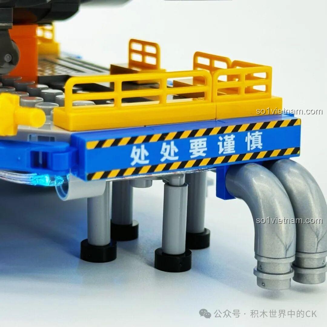 Hệ thống đường ray và khớp nối giữa các nền tảng trong bộ Sembo 202256 Dây Chuyền Sản Xuất Máy Bay J-20, đảm bảo sự ổn định.