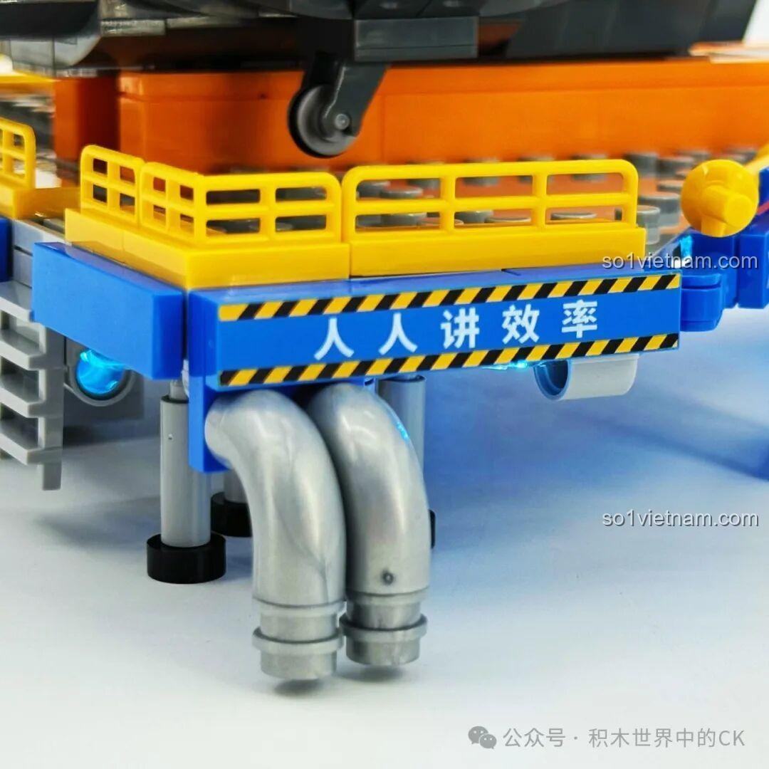 Toàn cảnh dây chuyền sản xuất J-20 Sembo 202256 với đèn LED sáng rực, các minifigures đang làm việc, tạo không gian sống động.