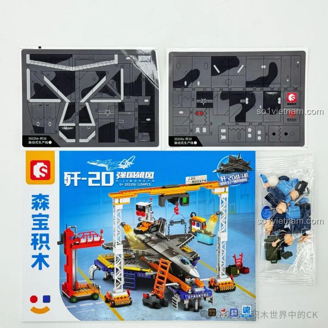 Nội dung bên trong hộp Sembo 202256 bao gồm sách hướng dẫn, decal và các túi mảnh ghép, sẵn sàng cho việc lắp ráp Dây Chuyền Sản Xuất J-20.