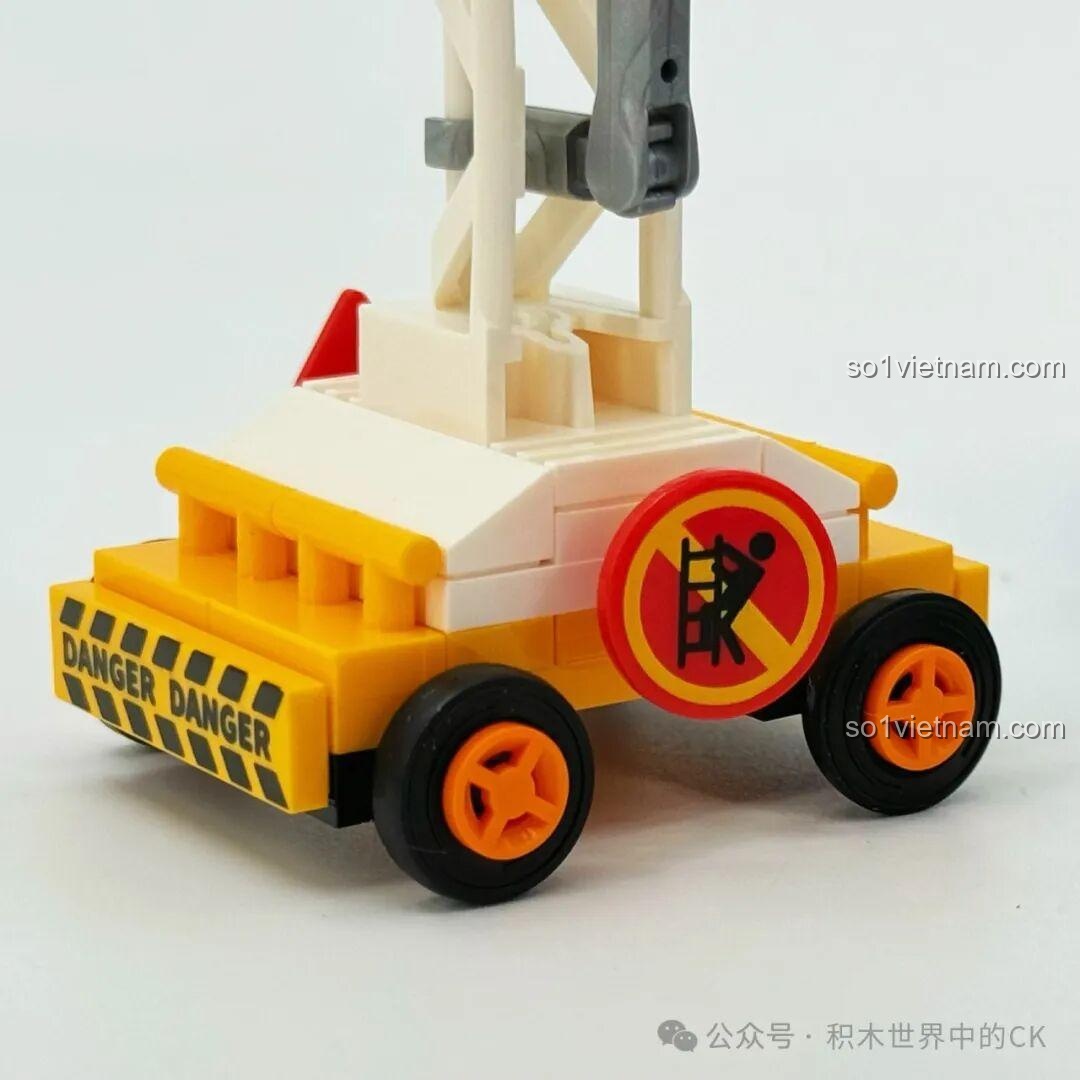 Góc nhìn từ trên cao của dây chuyền sản xuất J-20 Sembo 202256 với đèn LED, các minifigures và máy bay, tạo hiệu ứng ấn tượng.