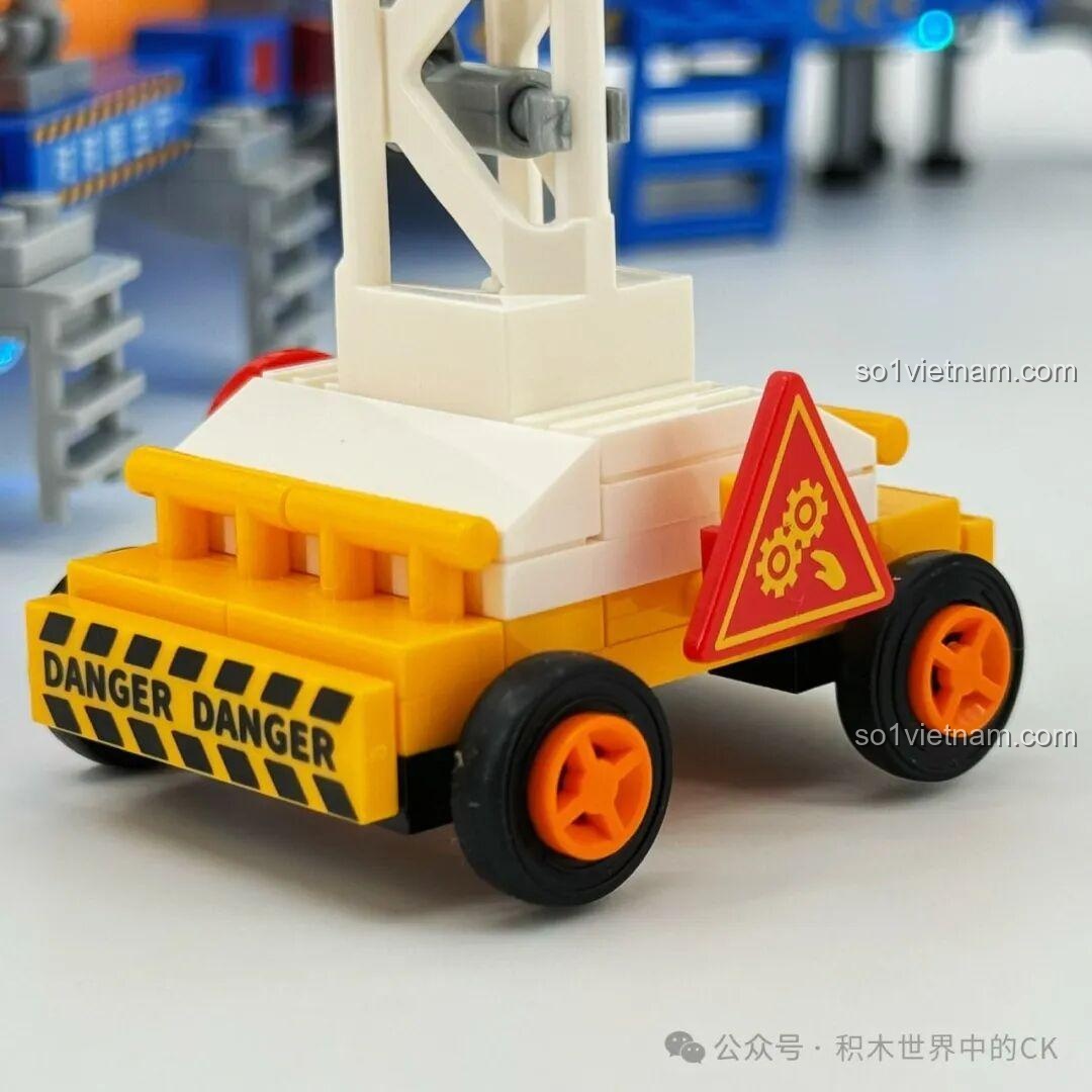 Góc nhìn cận cảnh dây chuyền sản xuất J-20 Sembo 202256 với đèn LED, các minifigures và máy bay, tạo hiệu ứng ấn tượng.