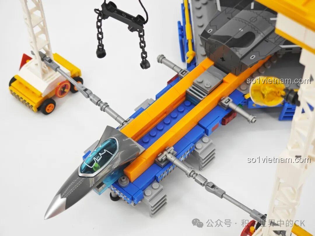 Góc nhìn tổng thể dây chuyền sản xuất J-20 Sembo 202256 với đèn LED, các minifigures và máy bay, tạo hiệu ứng ấn tượng.