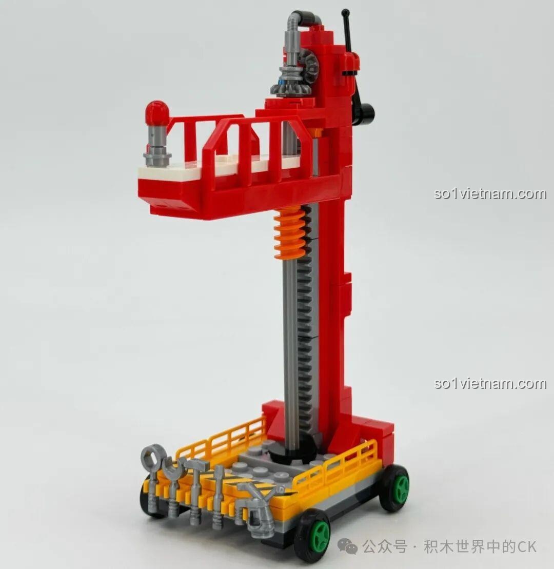 Góc nhìn tổng thể dây chuyền sản xuất J-20 Sembo 202256 với đèn LED, các minifigures và máy bay, tạo hiệu ứng ấn tượng.