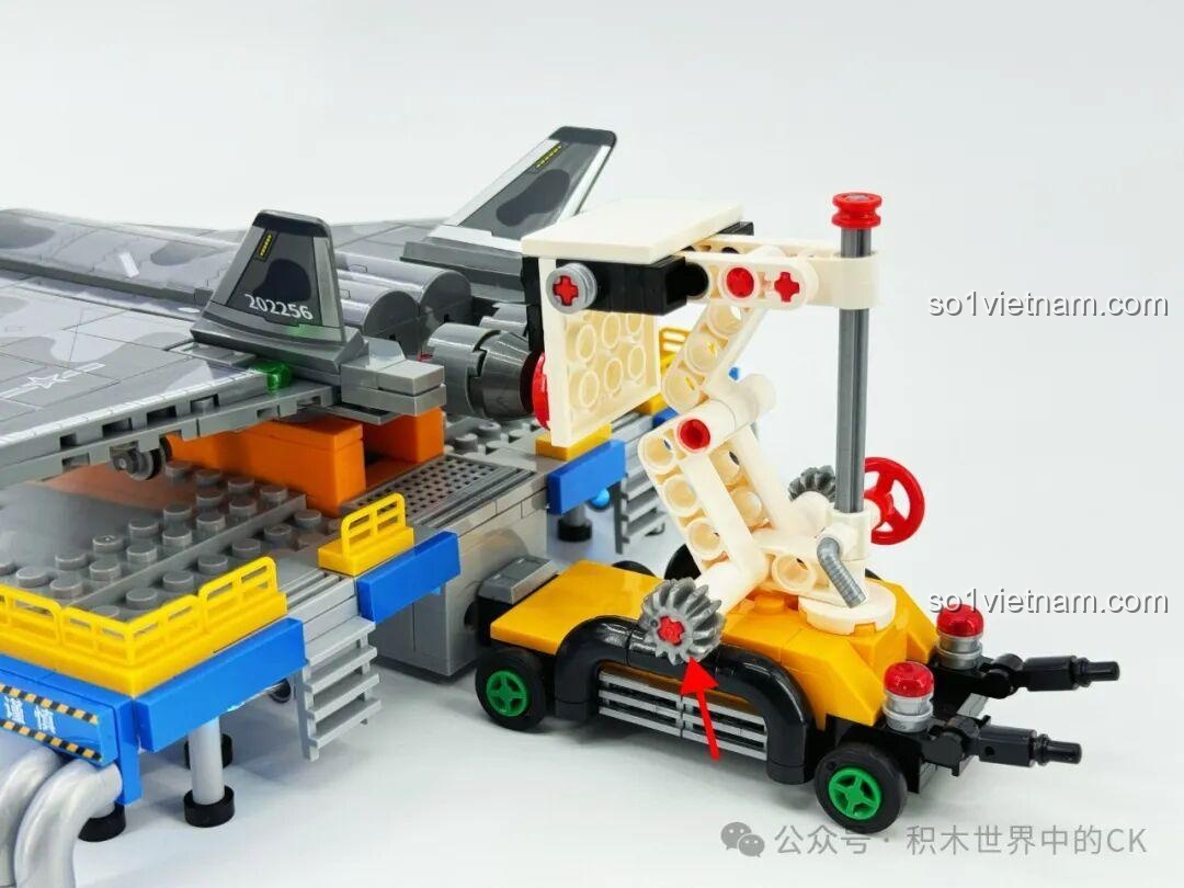 Góc nhìn tổng thể dây chuyền sản xuất J-20 Sembo 202256 với đèn LED, các minifigures và máy bay, tạo hiệu ứng ấn tượng.