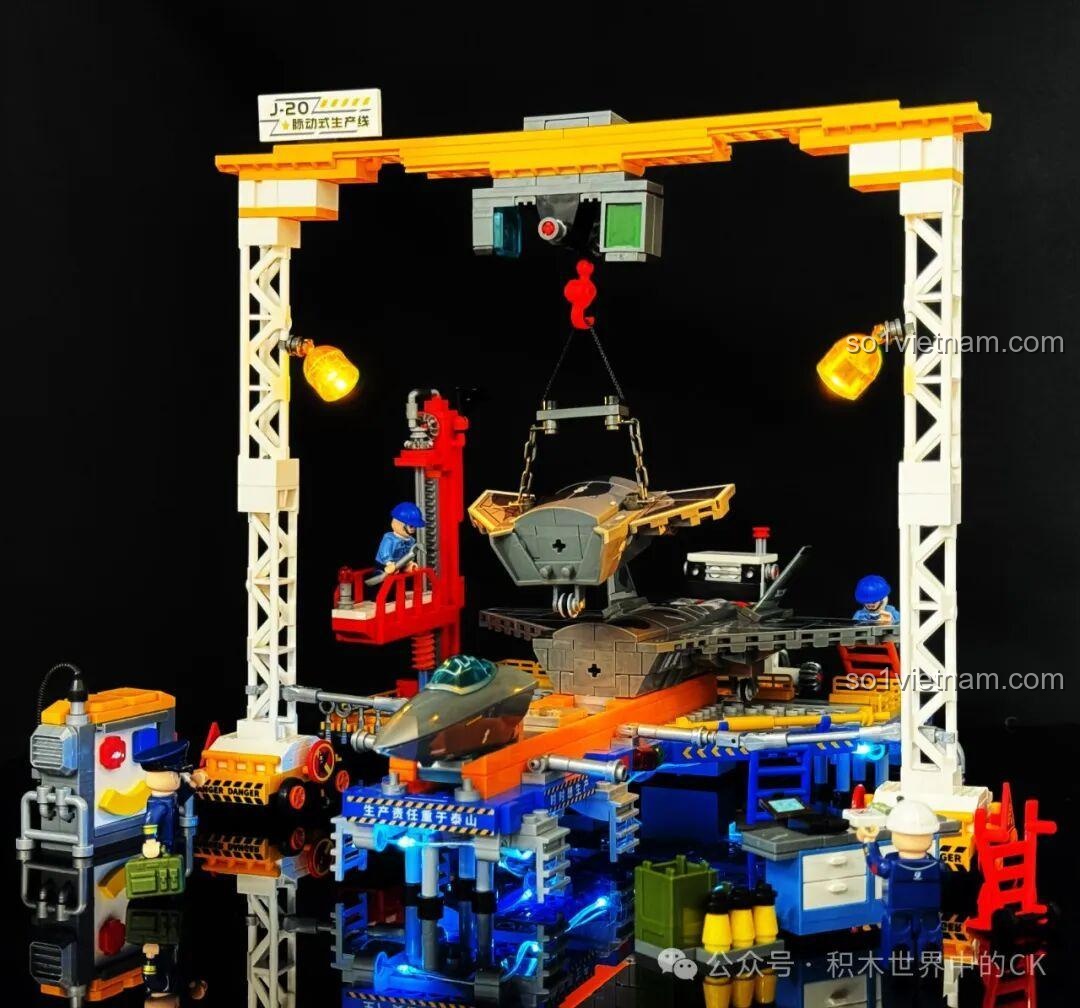Góc nhìn tổng thể dây chuyền sản xuất J-20 Sembo 202256 với đèn LED, các minifigures và máy bay, tạo hiệu ứng ấn tượng.