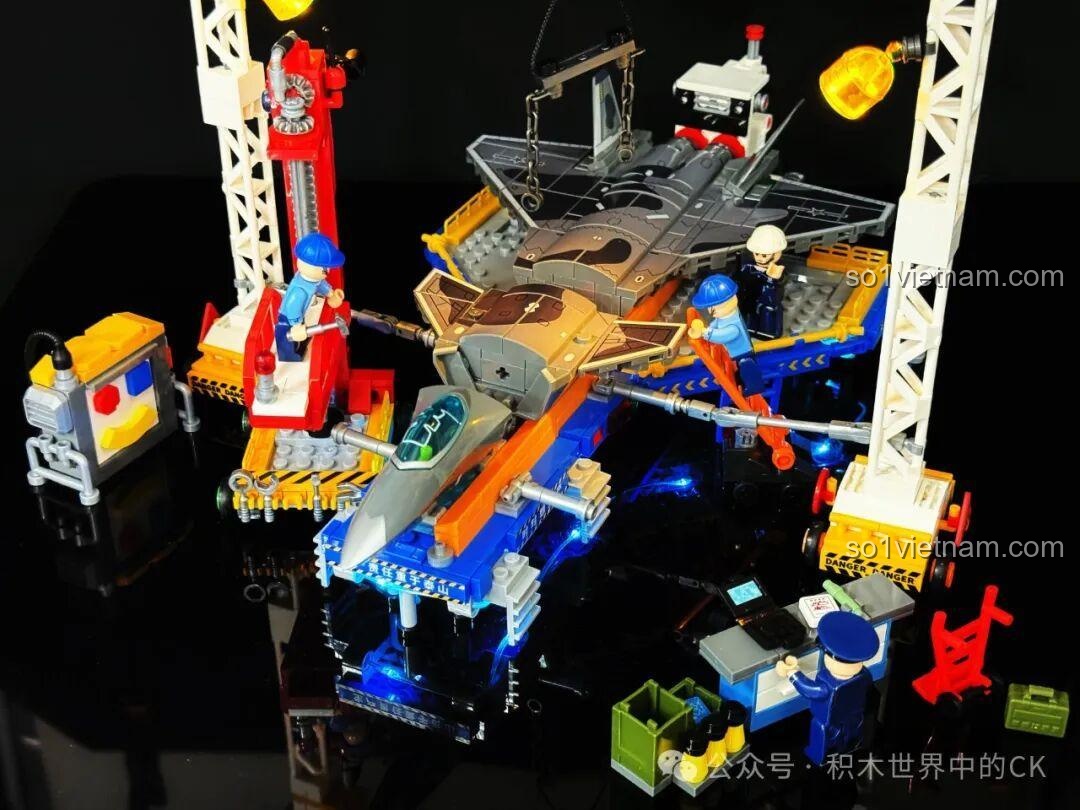 Góc nhìn tổng thể dây chuyền sản xuất J-20 Sembo 202256 với đèn LED, các minifigures và máy bay, tạo hiệu ứng ấn tượng.