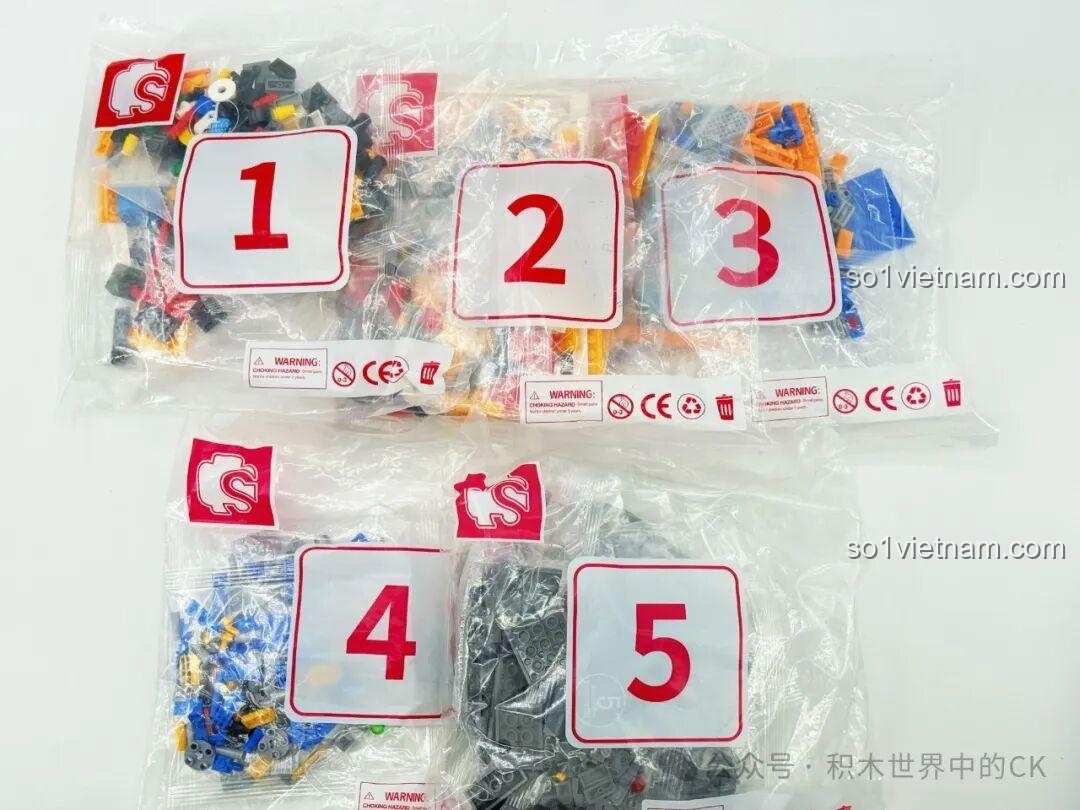 Các túi mảnh ghép được đánh số từ 1 đến 5 trong bộ Sembo 202256 Dây Chuyền Sản Xuất Máy Bay J-20, giúp quá trình lắp ráp dễ dàng hơn.