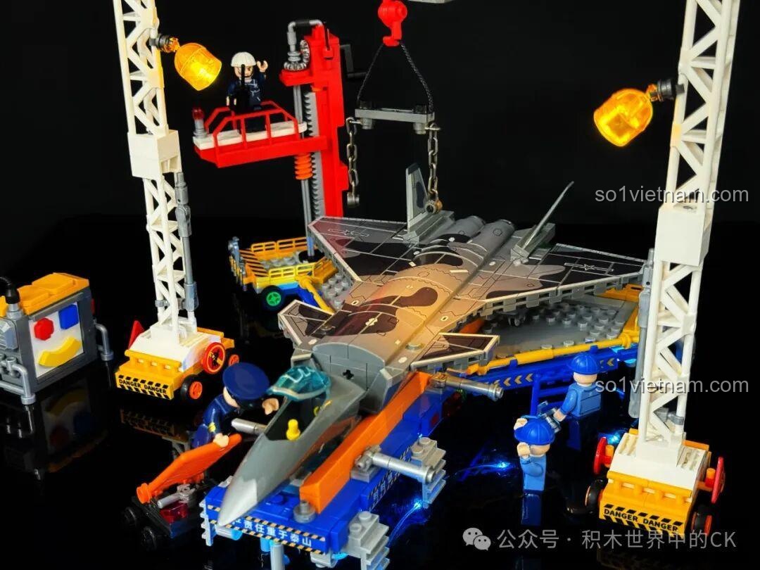 Góc nhìn tổng thể dây chuyền sản xuất J-20 Sembo 202256 với đèn LED, các minifigures và máy bay, tạo hiệu ứng ấn tượng.