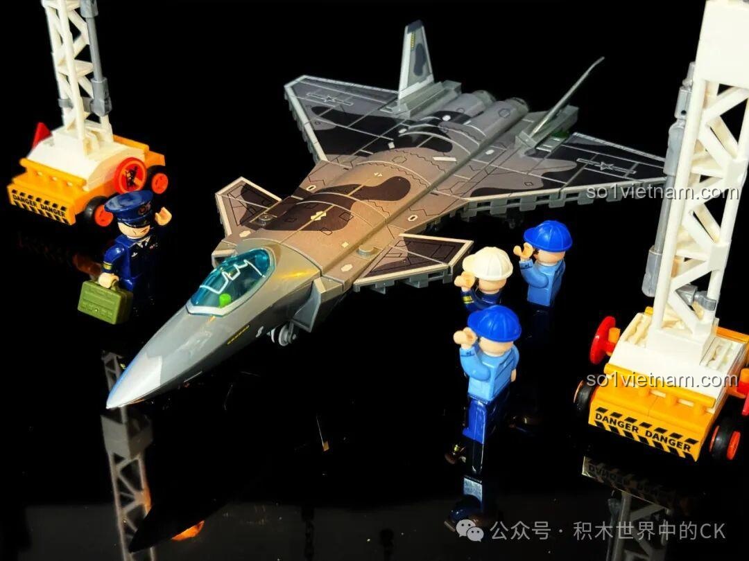 Góc nhìn tổng thể dây chuyền sản xuất J-20 Sembo 202256 với đèn LED, các minifigures và máy bay, tạo hiệu ứng ấn tượng.