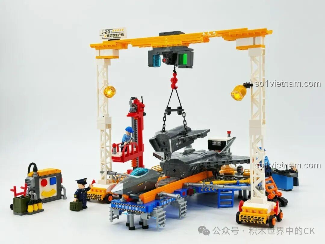 Góc nhìn tổng thể dây chuyền sản xuất J-20 Sembo 202256 với đèn LED, các minifigures và máy bay, tạo hiệu ứng ấn tượng.