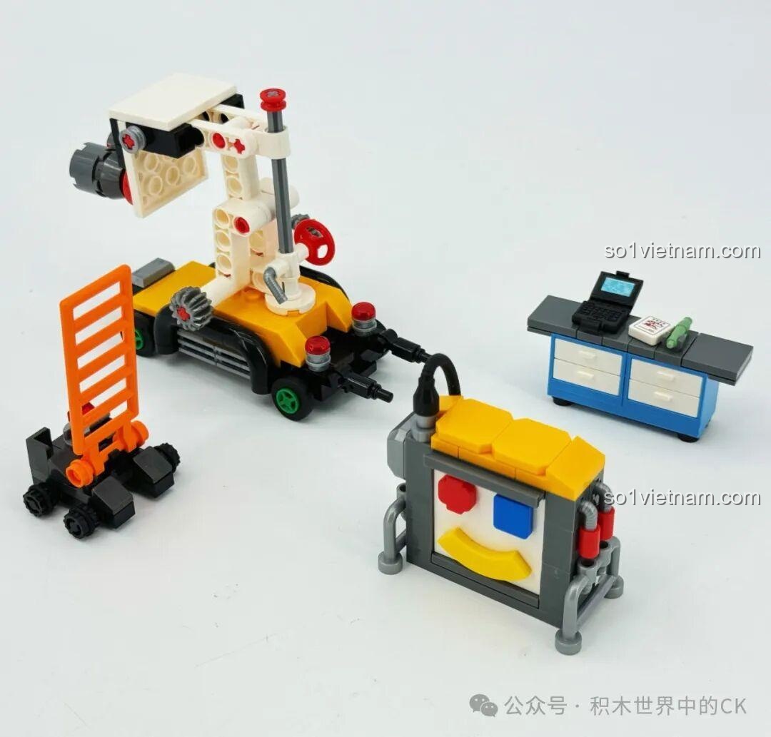 Các phụ kiện nhỏ như xe đẩy dụng cụ, bàn làm việc và thang trong bộ Sembo 202256 Dây Chuyền Sản Xuất Máy Bay J-20, tăng tính chân thực.