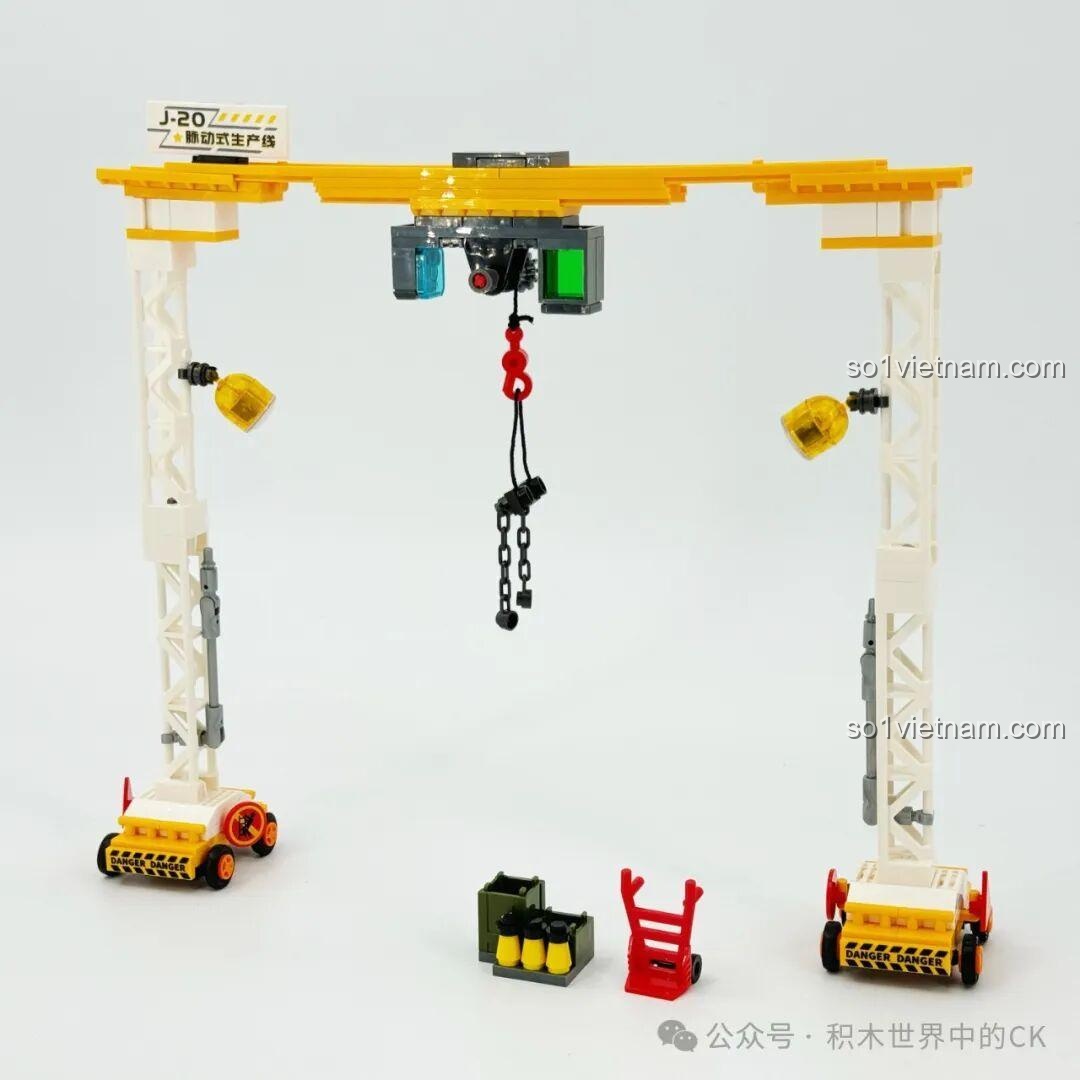 Khung cẩu lớn với đèn chiếu sáng và móc cẩu trong bộ Sembo 202256 Dây Chuyền Sản Xuất Máy Bay J-20, sẵn sàng cho công đoạn lắp ráp.