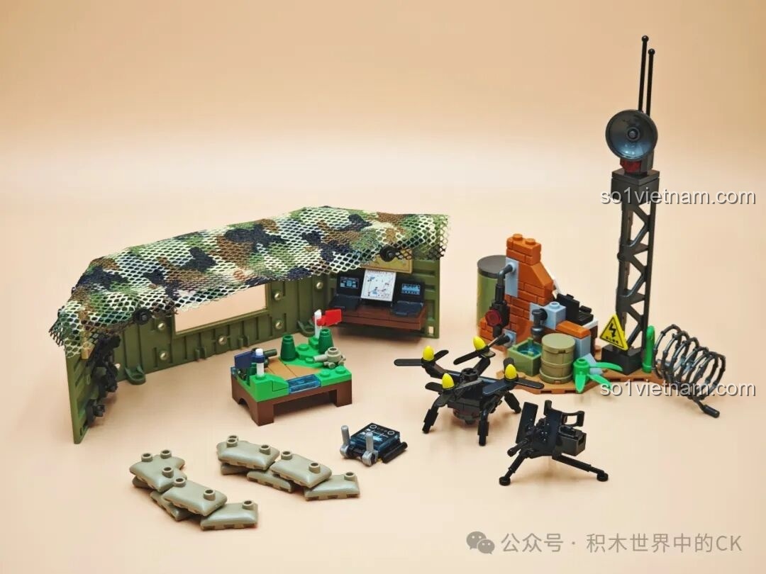 Mặt sau xe tăng ZTZ-99A với các chi tiết ống xả và thùng nhiên liệu