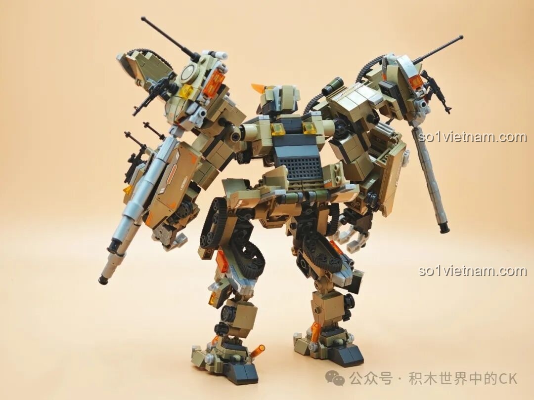 Mặt sau của robot Mecha Ám Nguyên SEMBO 203170, hiển thị các khớp nối và chi tiết bánh xích.