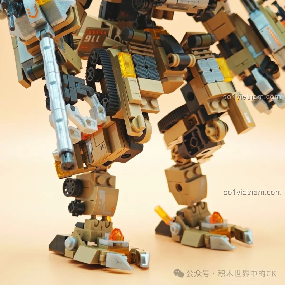 Cận cảnh phần chân của robot Chiến Binh Ám Nguyên SEMBO 203170, với các khớp nối và chi tiết giáp.