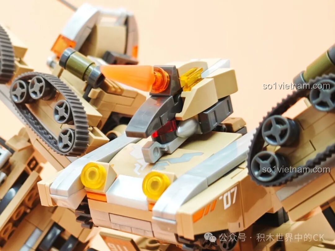 Cận cảnh phần đầu của robot Chiến Binh Ám Nguyên SEMBO 203170, với chi tiết buồng lái và đèn pha.