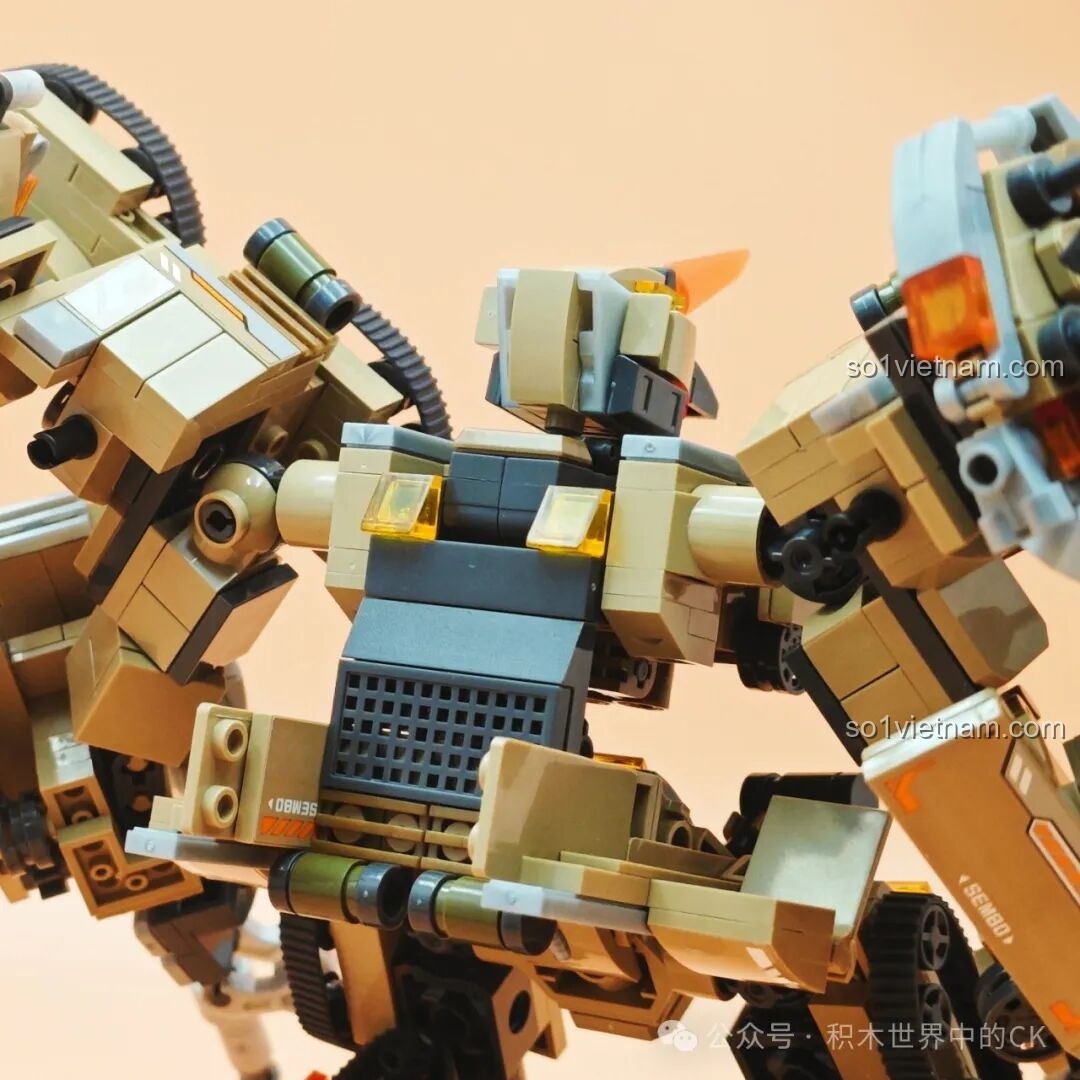 Cận cảnh các khớp nối và chi tiết cơ khí ở phần thân dưới của robot Chiến Binh Ám Nguyên SEMBO 203170.