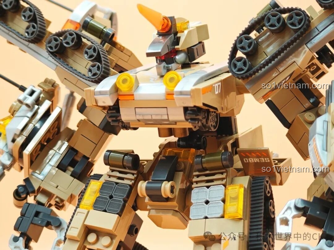 Cận cảnh phần ngực của robot Chiến Binh Ám Nguyên SEMBO 203170, với các chi tiết giáp và số hiệu.