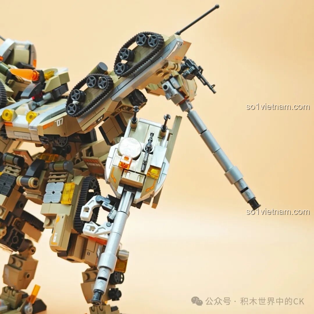 Cận cảnh phần tay của robot Chiến Binh Ám Nguyên SEMBO 203170, với pháo lớn và súng máy phụ.