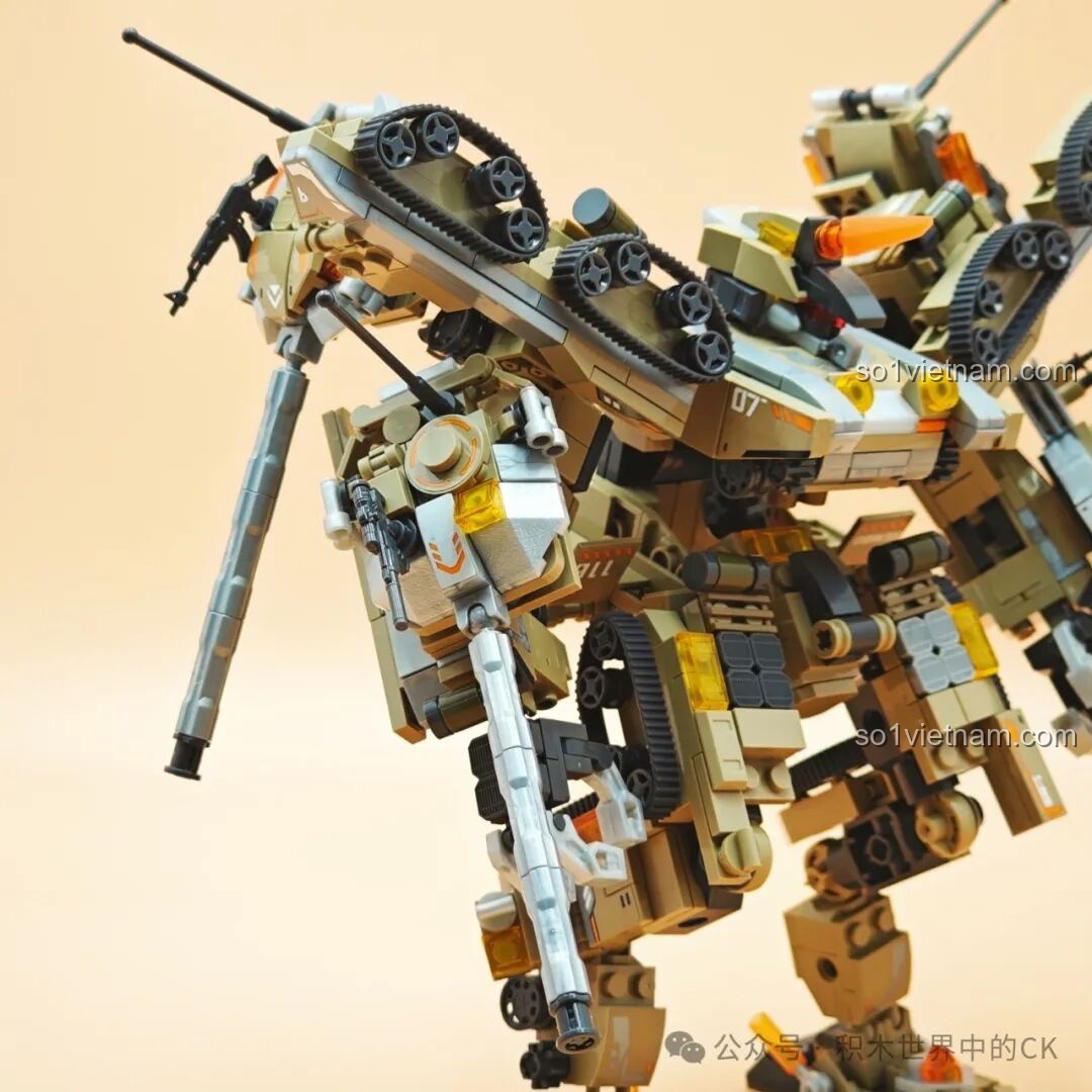 Cận cảnh phần vai của robot Chiến Binh Ám Nguyên SEMBO 203170, với các bánh xích và chi tiết giáp.